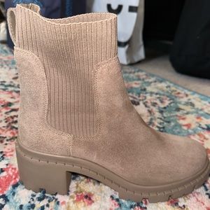 Steve Madden Taupe booties